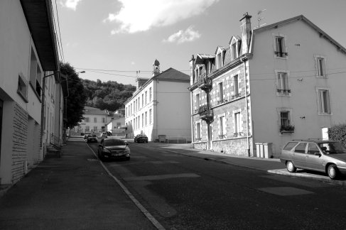 rue Marcel Gasser en 2009 (anciennement rue des écoles; photographie en noir et blanc)
